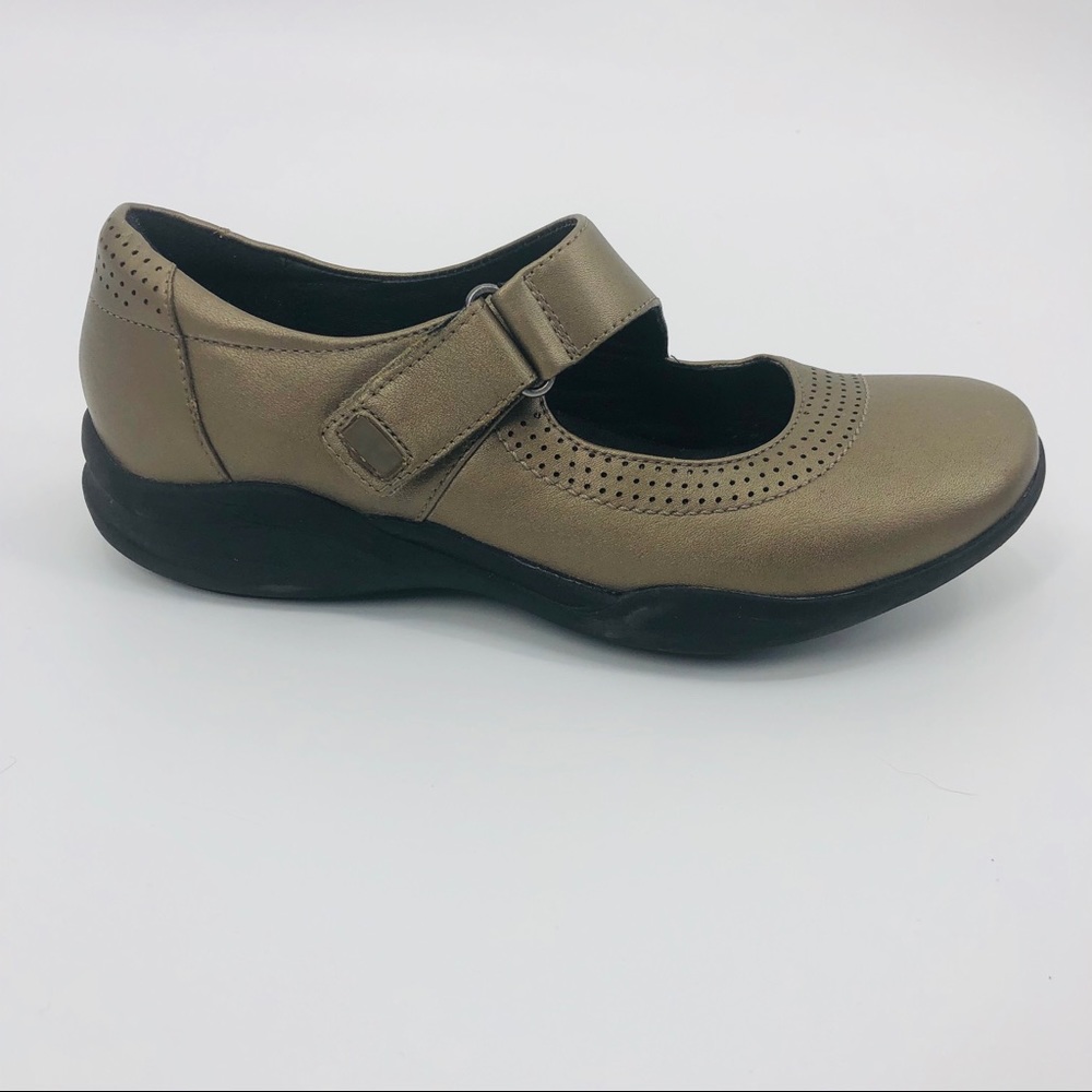 Clark’s Gold Mary Jane’s Size 7.5